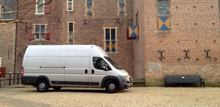 Zilveren Fiat Ducato bus van Buro Bergmans Kunsttransport voor kasteel Doorwerth